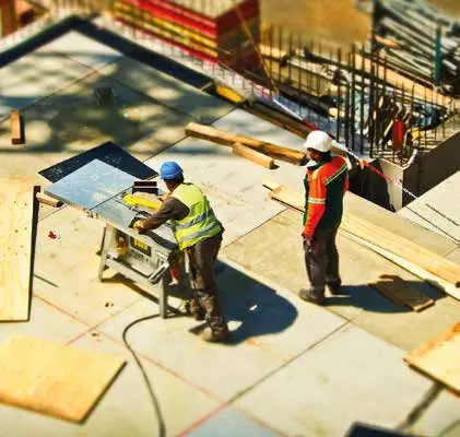 Obreros trabajando en una obra en construcción