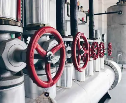 Válvulas y cañerías de una planta industrial
