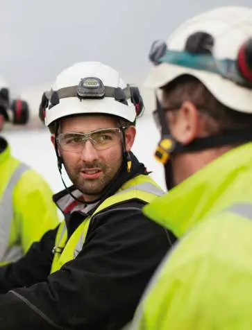 Operarios con casco en una planta